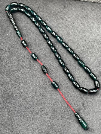 Bürokrat Boy Kapsül Kesim Koyu Yeşil Sıkma Kehribar Tesbih (4x7 mm)