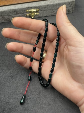 Bürokrat Boy Kapsül Kesim Koyu Yeşil Sıkma Kehribar Tesbih (4x7 mm)