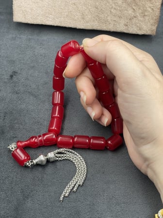 Efe Boy Alpaka Zincir Püsküllü Vişne Kırmızı Sıkma Kehribar Tesbih (11x14 mm)