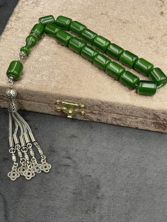 Efe Boy Alpaka Zincir Püsküllü Hamur Yeşili Sıkma Kehribar Tesbih (11x14 mm)