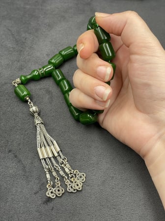 Efe Boy Alpaka Zincir Püsküllü Hamur Yeşili Sıkma Kehribar Tesbih (11x14 mm)