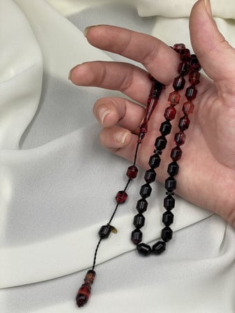 Ayhan Turan İmzalı El Boy Kapsül Kırmızı-Siyah Sıkma Kehribar Tesbih (7x10 mm)