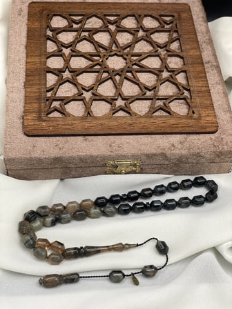 Ayhan Turan İmzalı El Boy Alacalı Siyah-Krem Sıkma Kehribar Tesbih (7x10 mm)