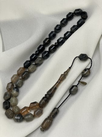 Ayhan Turan İmzalı El Boy Alacalı Siyah-Krem Sıkma Kehribar Tesbih (7x10 mm)