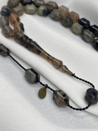 Ayhan Turan İmzalı El Boy Alacalı Siyah-Krem Sıkma Kehribar Tesbih (7x10 mm)