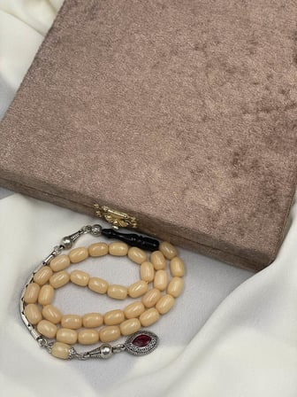 El Boy Alpaka Püsküllü Beyaz Hamur Sıkma Kehribar Tesbih (7x11 mm)