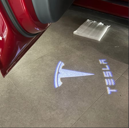 TESLA MODEL Y İÇİN UYUMLU KAPI ALTI AYDINLATMA SETİ T LOGO VE YAZILI