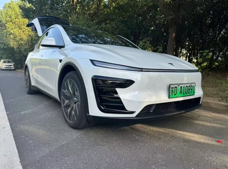 TESLA MODEL Y JUNİPER İÇİN UYUMLU ÖN SİS FARI KAPAĞI- 2 PARÇA PARLAK SİYAH