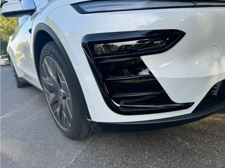 TESLA MODEL Y JUNİPER İÇİN UYUMLU ÖN SİS FARI KAPAĞI- 2 PARÇA PARLAK SİYAH