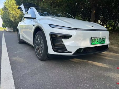 TESLA MODEL Y JUNİPER İÇİN UYUMLU ÖN SİS FARI KAPAĞI- 2 PARÇA PARLAK SİYAH