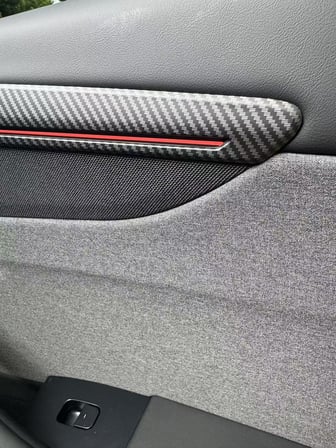 TESLA MODEL Y JUNİPER İÇİN UYUMLU KAPI DÖŞEMESİ ÜST KISIM KAPLAMA 4 PARÇA MAT KARBON