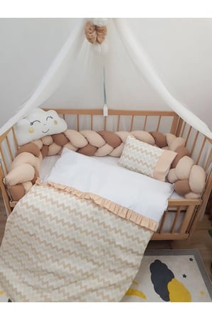 Baby Clime 80x130 Masal Serisi Örgülü Bebek Uyku Seti - İsim Nakışlı Bej Fırfırlı Nevresim - Pamuklu Kumaş