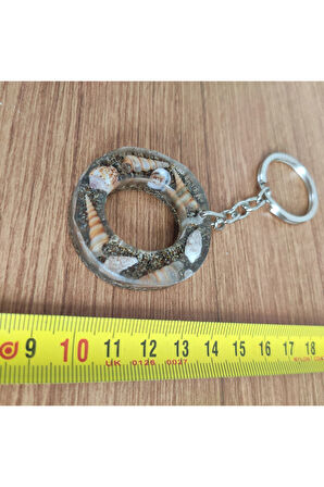 "O" HARFİ - Kıyı Esintisi Harf Anahtarlık (A–Z) – Gerçek Deniz Kabuğu, Kum ve Şeffaf Epoksi– El Yap