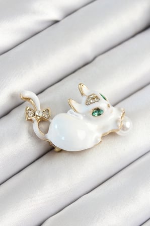 Zirkon Taşlı İnci Detaylı Beyaz 3D Kedi Figürlü Gold Renk Kadın Broş 5886