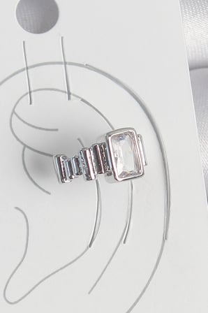 Pirinç Gümüş Renk Kare Zirkon Taşlı Kadın Kıkırdak Model Küpe 5886