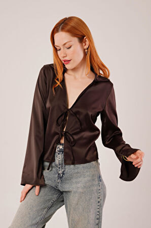 Önden Bağlama Detaylı Saten Kahverengi Bluz