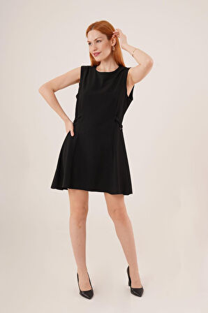 Yanları Zincir Detaylı Sıfır Kol Siyah Mini Elbise