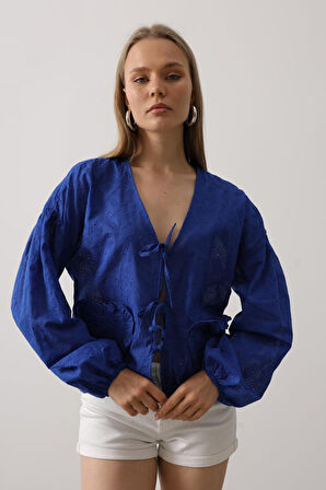 Kalp Detaylı Bağlamalı Brode Bluz - Saks