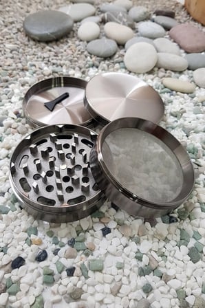 Gri 75 mm Herbal Öğütücü Parçalayıcı, Tütün ve Baharat İçin 75 mm