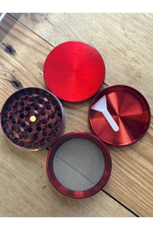 50mm çaplı çok katmanlı baharat öğütücü, mıknatıslı kapaklı, şık tasarım
