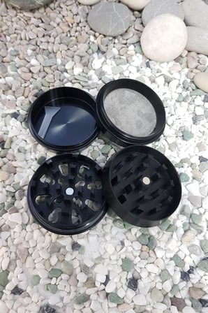 Siyah 52mm Herbal Öğütücü, Tütün ve Baharat Parçalayıcı