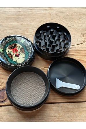 4 Katlı 50mm Aslan Burcu Grinder, Yapışmaz Hazne, Mıknatıslı Tasarım