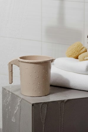Plastik Saplı Maşrapa 1600 ml Tuvalet Banyo Plastik Su Kabı Kahverengi