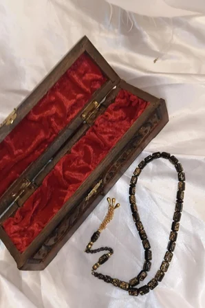 Kehribar Tespih Beyrut Damla Kehribar Tesbih Altın Varaklı Siyah İşleme Ahşap Kutulu