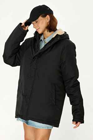 İçi Kürklü Su ve Rüzgar Geçirmez Cepli Kapüşonlu Kadın Mont