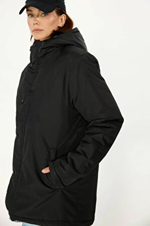 İçi Kürklü Su ve Rüzgar Geçirmez Cepli Kapüşonlu Kadın Mont