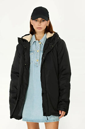 İçi Kürklü Su ve Rüzgar Geçirmez Cepli Kapüşonlu Kadın Mont