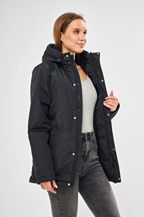 İçi Astarlı Su ve Rüzgar Geçirmez Cepli Kapüşonlu Kadın Mont