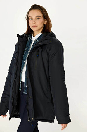 İçi Astarlı Su ve Rüzgar Geçirmez Cepli Kapüşonlu Kadın Mont