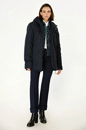 İçi Astarlı Su ve Rüzgar Geçirmez Cepli Kapüşonlu Kadın Mont