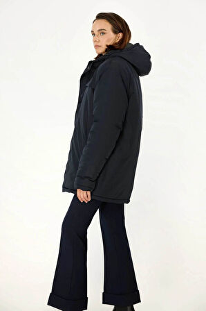 İçi Astarlı Su ve Rüzgar Geçirmez Cepli Kapüşonlu Kadın Mont