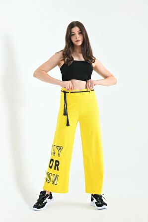 Taş İşlemeli Geniş Paçalı ve Deri Kemerli Sarı Kadın Pantolon