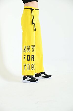 Taş İşlemeli Geniş Paçalı ve Deri Kemerli Sarı Kadın Pantolon