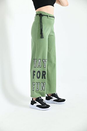 Taş İşlemeli Geniş Paçalı ve Deri Kemerli Yeşil Kadın Pantolon