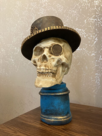 Şapkalı Kaideli Kuru Kafa