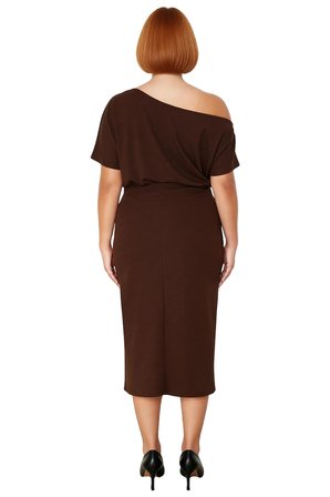 Kadın Asimetrik Yaka Bodycon Midi Elbise Şık Modern Düz Tasarım İlkbahar Sonbahar Davetleri İçin