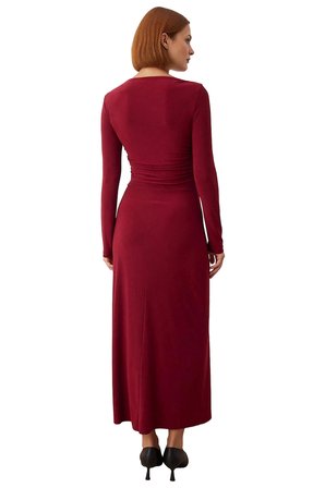 Kadın Kayık Yaka Bodycon Uzun Kollu Midi Elbise Büzgü Detaylı Örme Kumaş Tüm Sezonlar İçin Şık