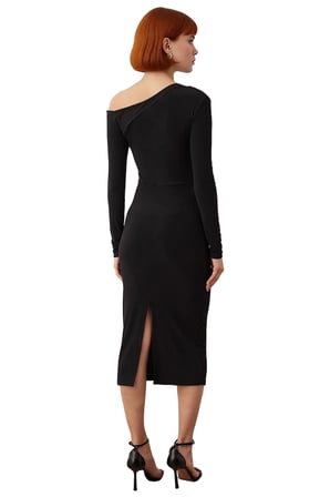 Kadın Asimetrik Yaka Siyah Bodycon Midi Elbise Aksesuar Detaylı Şık ve Modern Kokteyl Görünüm