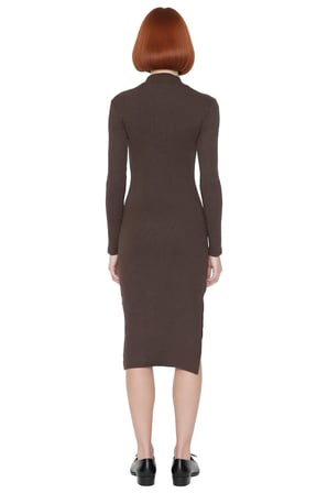 Kadın Bodycon Kesim Dik Yaka Uzun Kollu Midi Yırtmaçlı Rejenere Kaşkorse Elbise Şık Görünüm Sunar