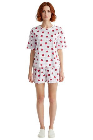 Kadın Yazlık Kısa Kollu Çilekli Pijama Takımı %100 Pamuk Regular Kalıp Konforlu Kesim