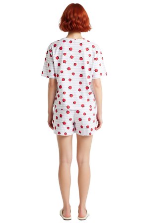 Kadın Yazlık Kısa Kollu Çilekli Pijama Takımı %100 Pamuk Regular Kalıp Konforlu Kesim