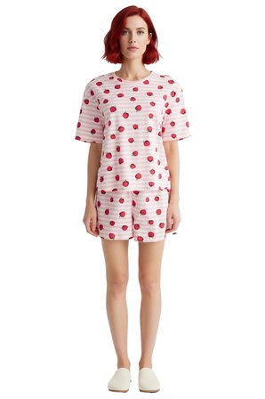Kadın Yazlık Kısa Kollu Çilekli Pijama Takımı %100 Pamuk Regular Kalıp Konforlu Kesim
