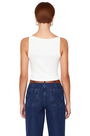 Kadın Beyaz Kayık Yaka Fitted Crop Bluz Viskon Ribana Dokuma Tipi İnce Askılı Günlük Kullanıma Uygun