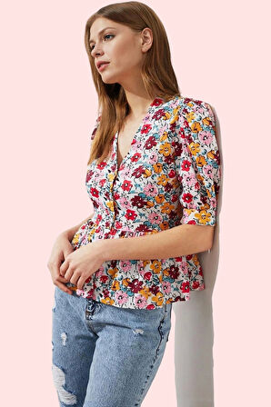 Kadın Çiçekli Desen Balon Kol V Yaka Gömlek Yaz Aylarının Vazgeçilmezi Stilin Buluştuğu Yer