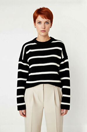 Kadın Oversize Bisiklet Yaka Çizgili Triko Kazak Kış Günleri İçin İdeal Şıklık ve Konfor Sunuyor