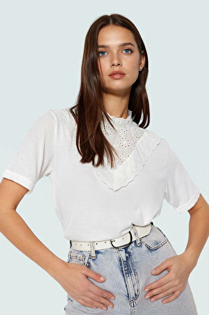 Brodeli Dik Yaka Pamuklu Bluz Regular Kalıp Yazlık Rahat Kullanım Şık Görünüm Seçkin Malzeme